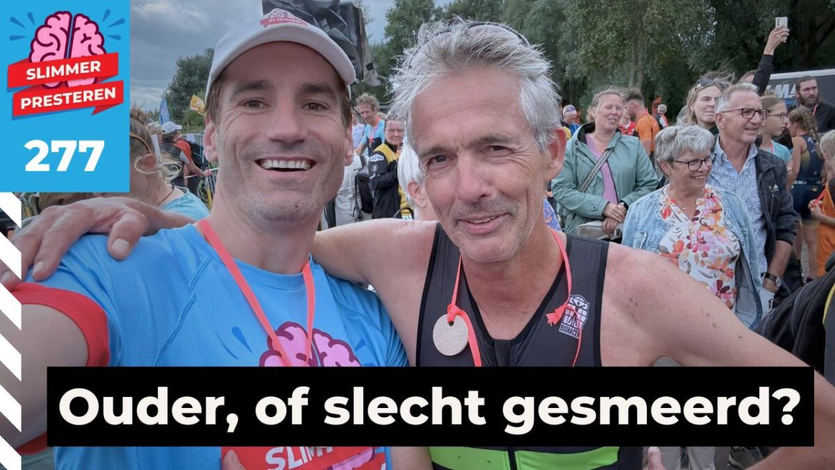 Fietsketting smeren: Gerrit Heijkoop en Jurgen van Teeffelen na de finish van de crosstriatlon in Renkum, tussen het publiek langs het parcours.