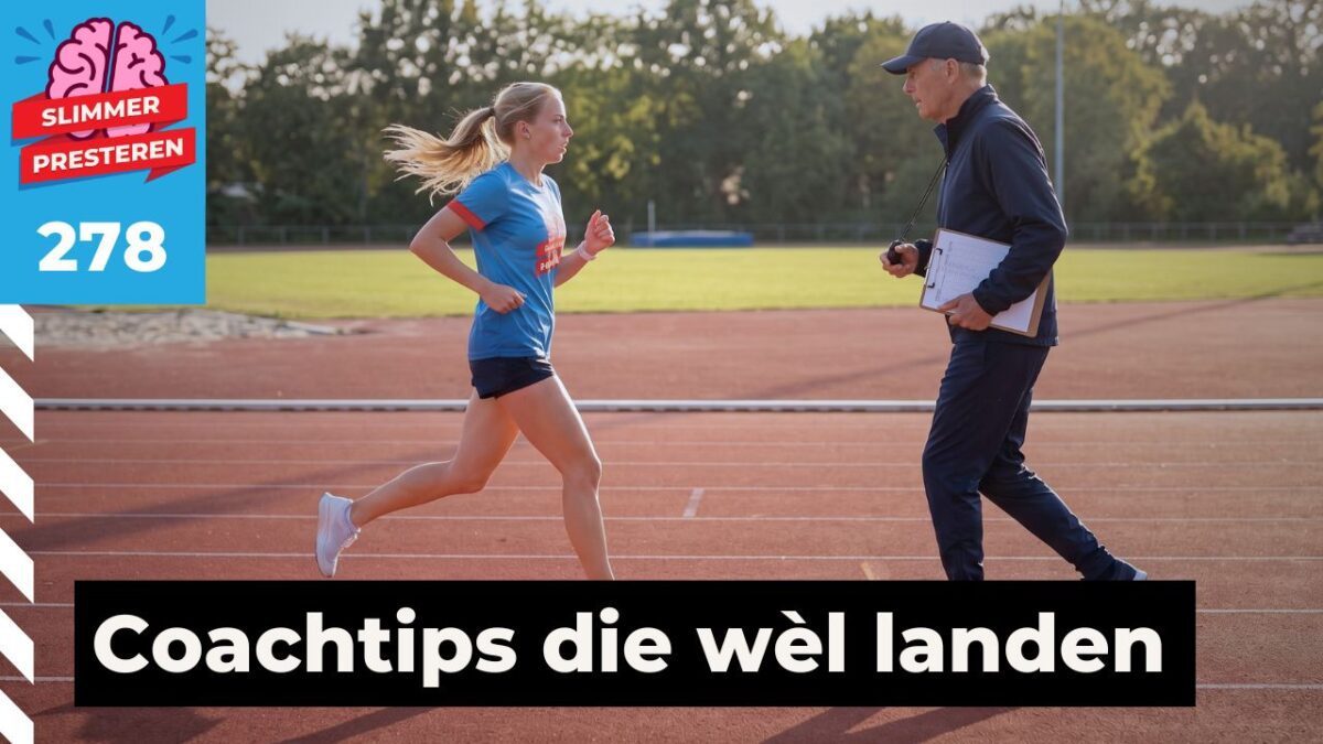 Motorisch leren: een coach met stopwatch en klembord loopt mee langs de baan terwijl een hardloopster hem voorbijloopt
