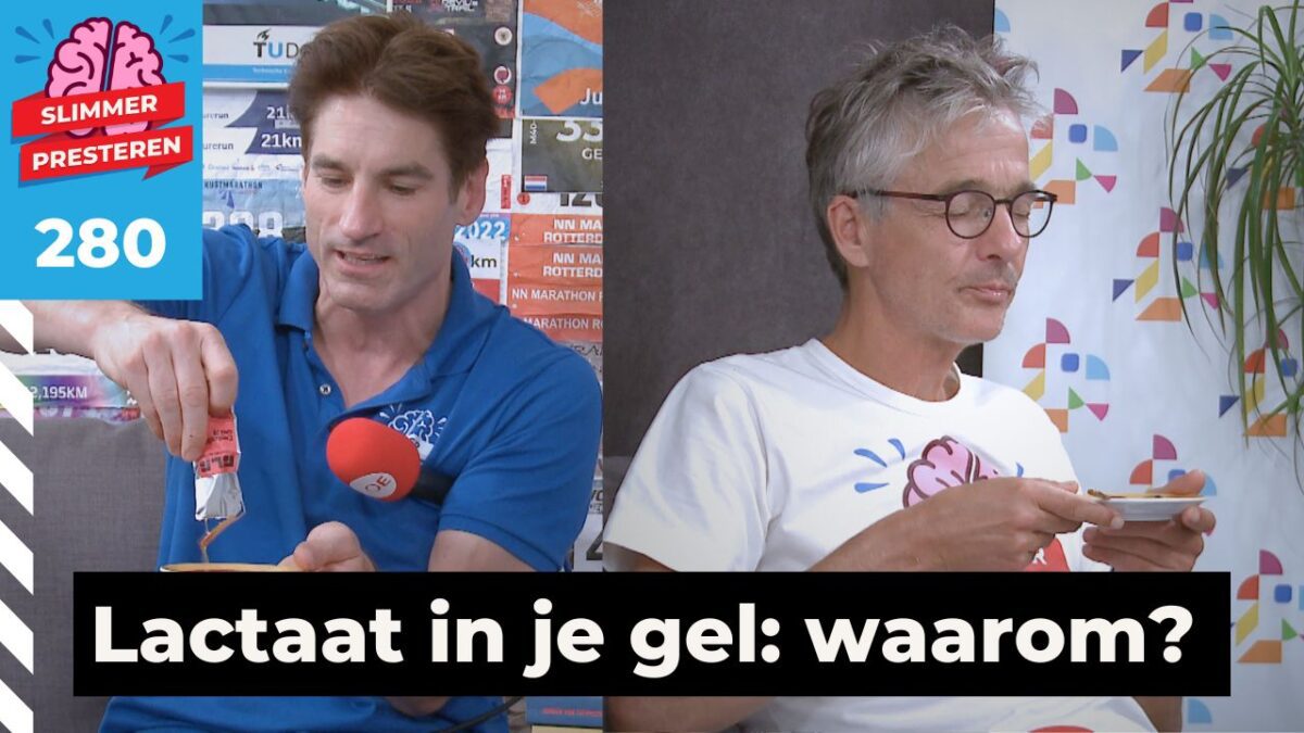 Lactaatgel: Gerrit Heijkoop knijpt een lactaatgel leeg op een bordje terwijl Jurgen van Teeffelen er met een lepeltje van proeft in de podcaststudio.