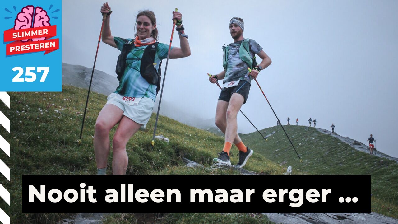 Chris Leibbrandt en Lara Koopen rennen met trailrunstokken over een mistige bergkam tijdens de 272 kilometer lange Eiger E250 ultra in de Zwitserse Alpen.