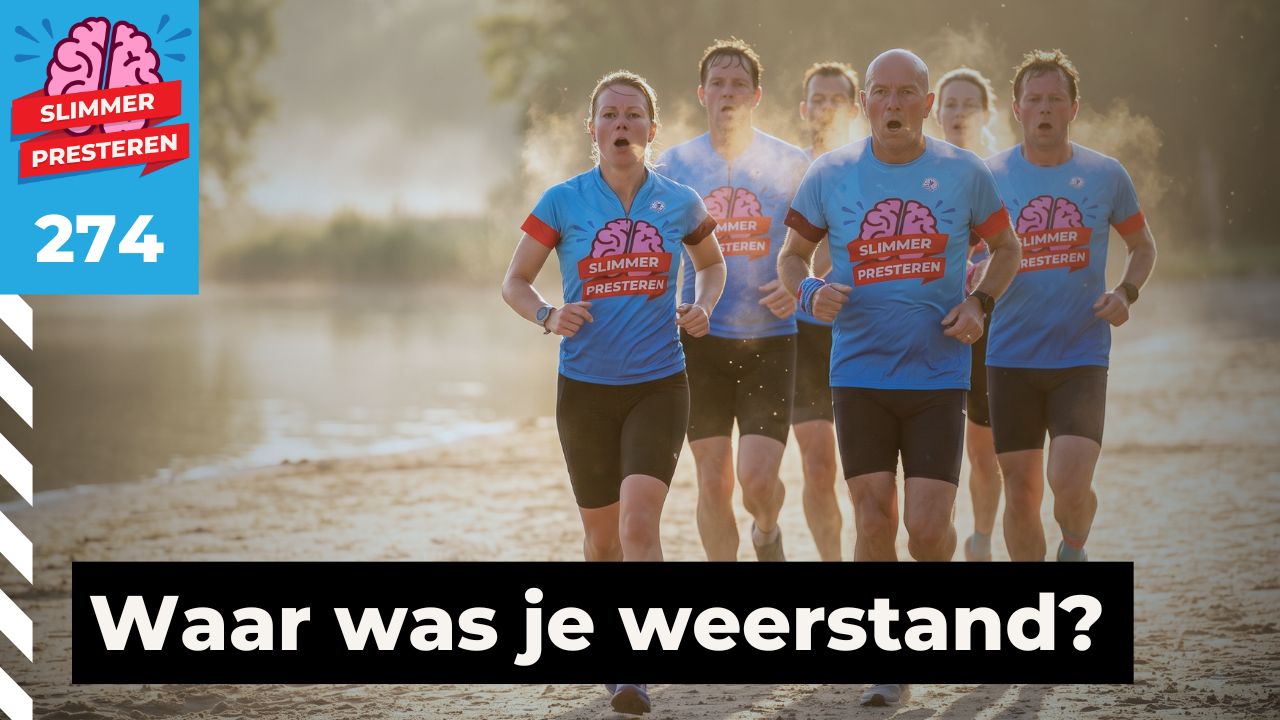 Groep hardlopers in Slimmer Presteren-shirts loopt hijgend over een zandpad langs het water in de vroege ochtendzon, met zichtbare deeltjes en adem in de tegenlichtnevel om hen heen.
