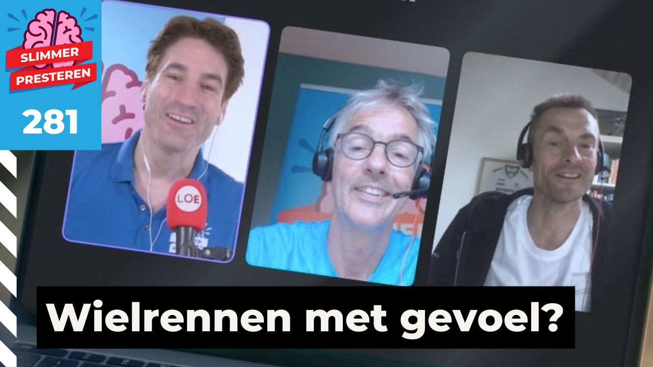 Wielrennen zonder oortjes: drie presentatoren van de Slimmer Presteren Podcast lachen in een videogesprek op een laptopscherm, twee van hen met een headset en één met een rode LOE-microfoon, met in beeld de tekst Wielrennen met gevoel?