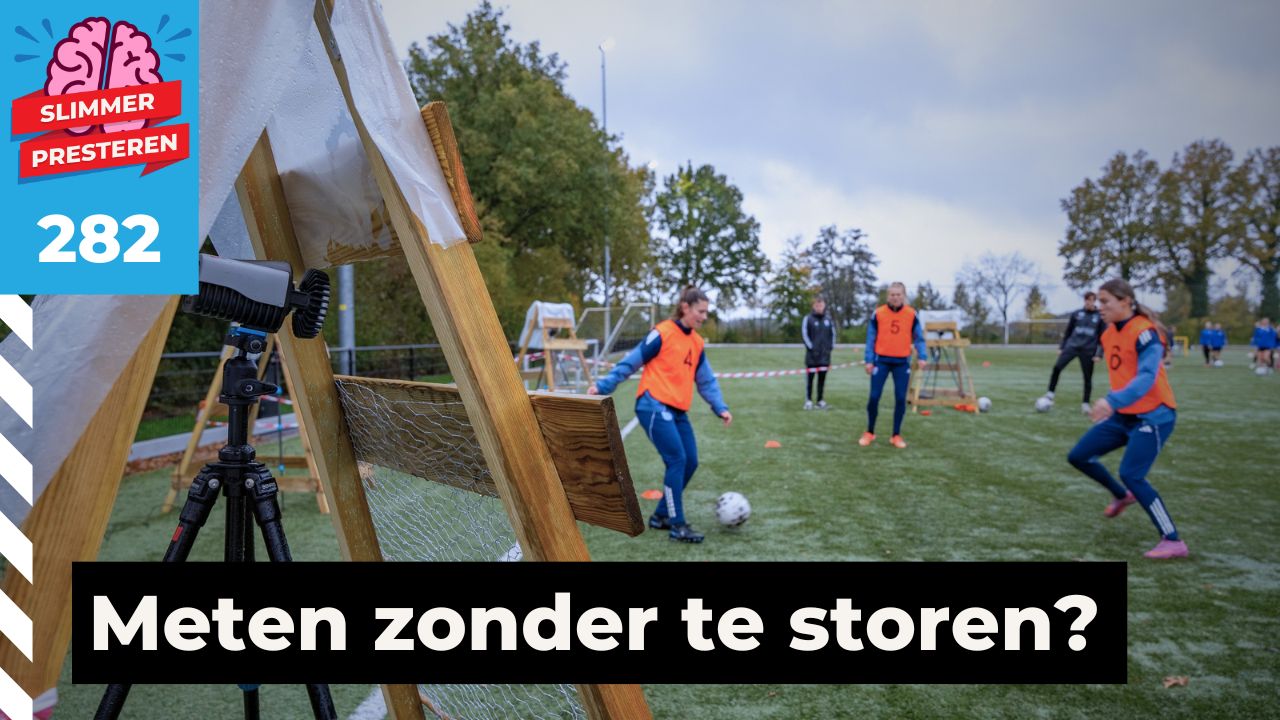 Voorste kruisband: camera in een houten stellage met regenzeil filmt voetbalsters in oranje hesjes tijdens een rondo op kunstgras, met de tekst Meten zonder te storen?