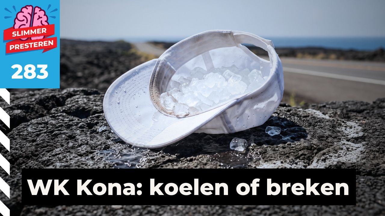 Ironman Hawaii: witte pet gevuld met smeltend ijs op zwarte lavasteen naast een lege snelweg, met de oceaan op de achtergrond en de tekst "WK Kona: koelen of breken".