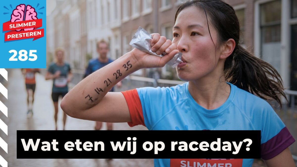 Voeding rondom de marathon: een marathonloopster in een lichtblauw Slimmer Presteren-shirt knijpt tijdens de race een energiegel leeg, met haar voedingsschema 7, 14, 21, 28 en 35 met stift op haar onderarm. Achter haar lopen andere deelnemers door een natte, herfstige straat. In beeld de tekst: Wat eten wij op raceday?